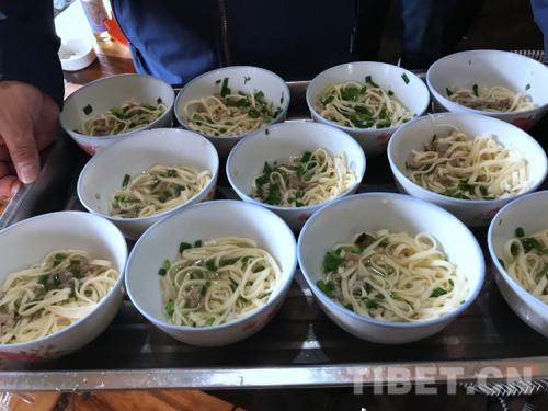  p>加加面是滇藏地区的特色小吃,每次煮一大碗,装在小碗里,每个小碗也