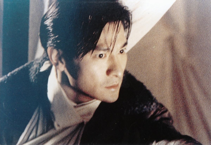 袁世凯(何家驹 饰)为登基称帝笃信邪教,教主赠送玉扳指佑其成功,岂料