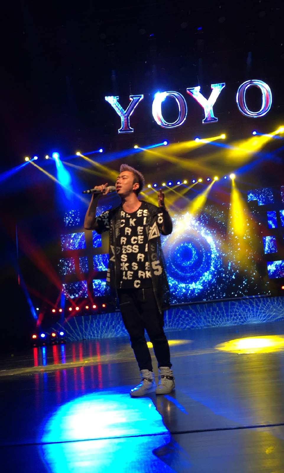  p>刘辰希,1988年4月23日出生于湖北武汉,是位全能音乐唱作才子.