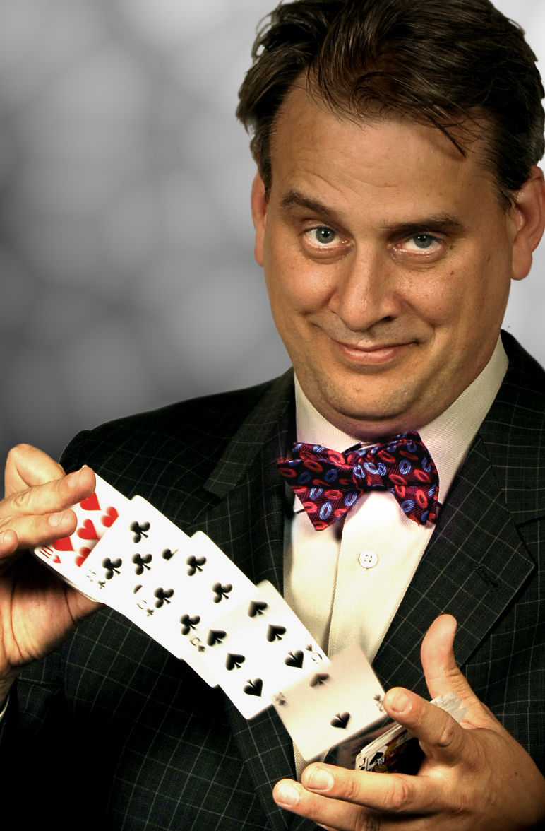  p>纸牌魔术,是以纸牌为基本道具,通过花色,点数及位置的变化来实现