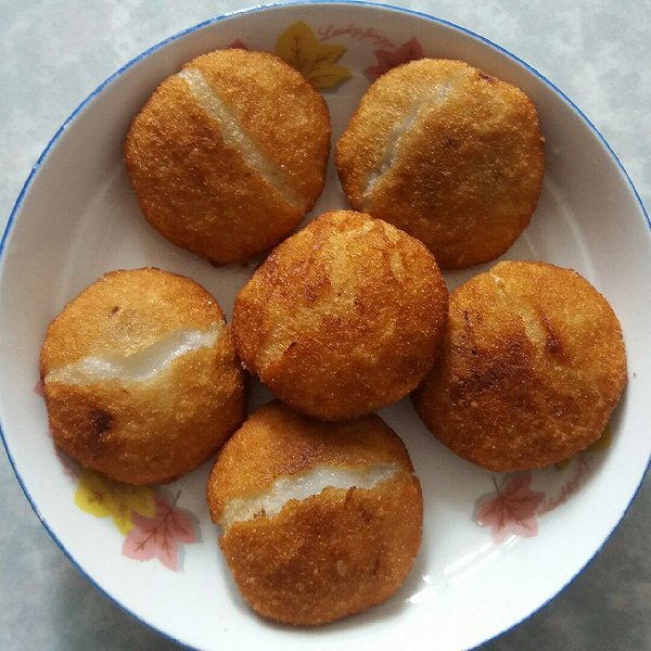  p>江米油糕,又叫软米油糕,糯米油糕,是 a href="#" data-lemmaid="