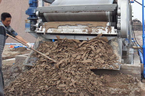  p>污泥处理 (sludge treatment ):对污泥进行浓缩,调质,脱水,稳定