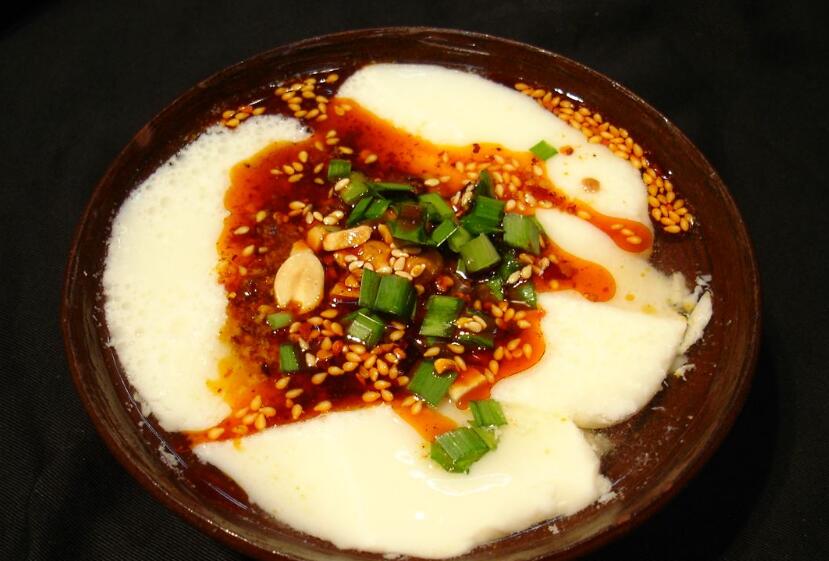  p>豆腐脑又称水豆腐,是一道著名的传统特色小吃.