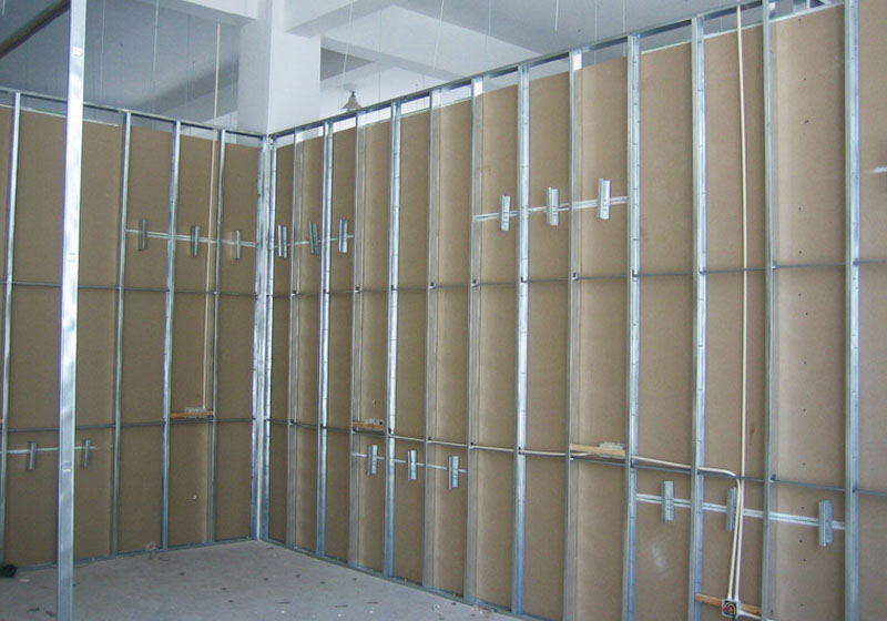  p>骨架隔墙也称龙骨隔墙,主要用木料或钢材构成骨架,再在两侧做面层.