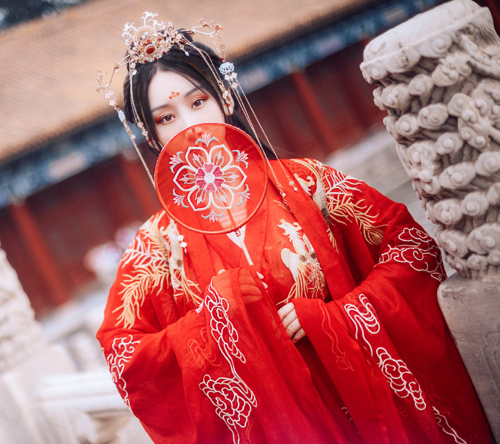 等什么君,本名邓寓君,1999年12月16日出生于吉林省,中国内地女歌手