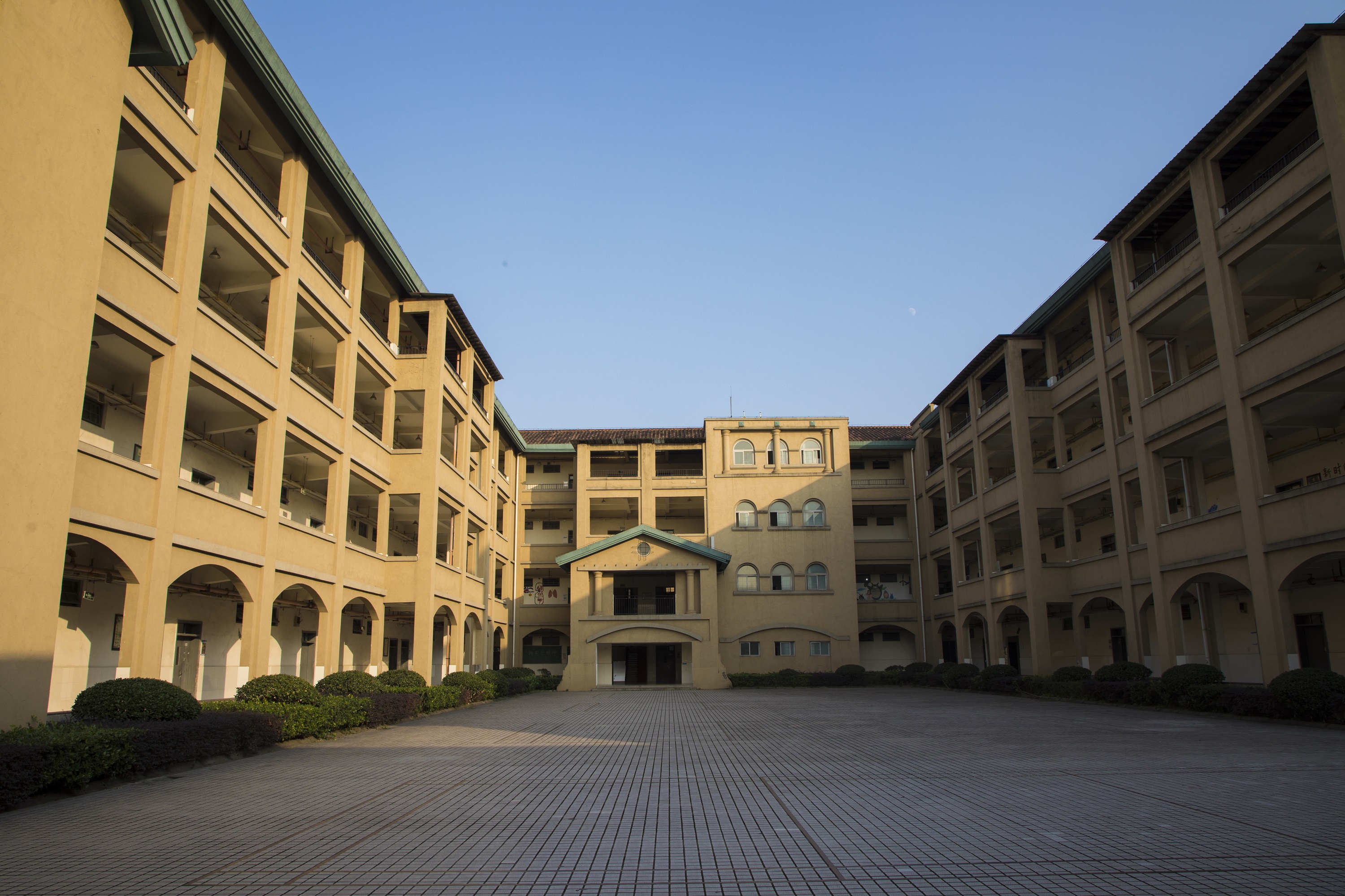  p>重庆轻工职业学院,是一所2011年3月经 a target="_blank" href="