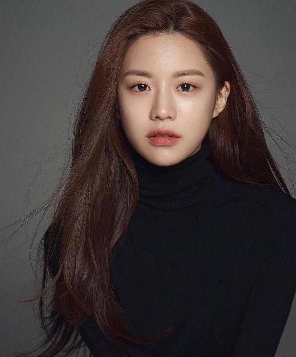  p>高允贞(         ,go yoon jung),1996年4月22日出生于韩国,韩国女