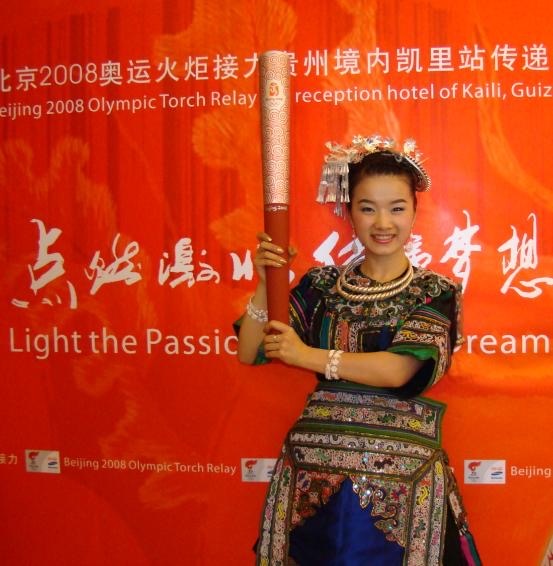 生于贵州省黔东南州,民族歌手,民革党员,贵州省旅游形象大使,黔东南州