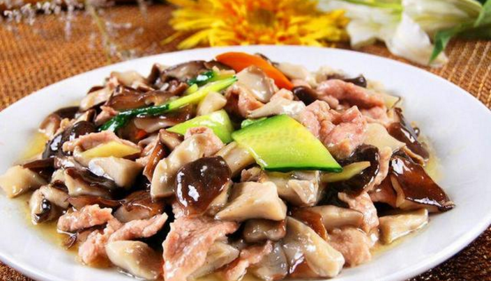  p>无水锅肉片蘑菇是以蘑菇,肉片等主料,辅以木耳等配料,经翻炒,炖制