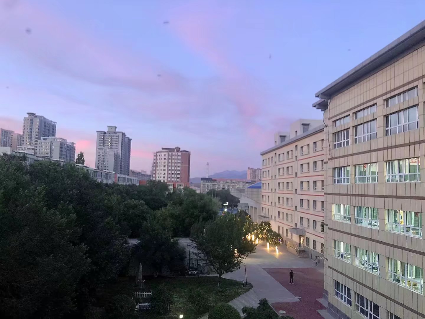  p>新疆生产建设兵团第二中学(简称兵团二中),始建于1951年,是一所集