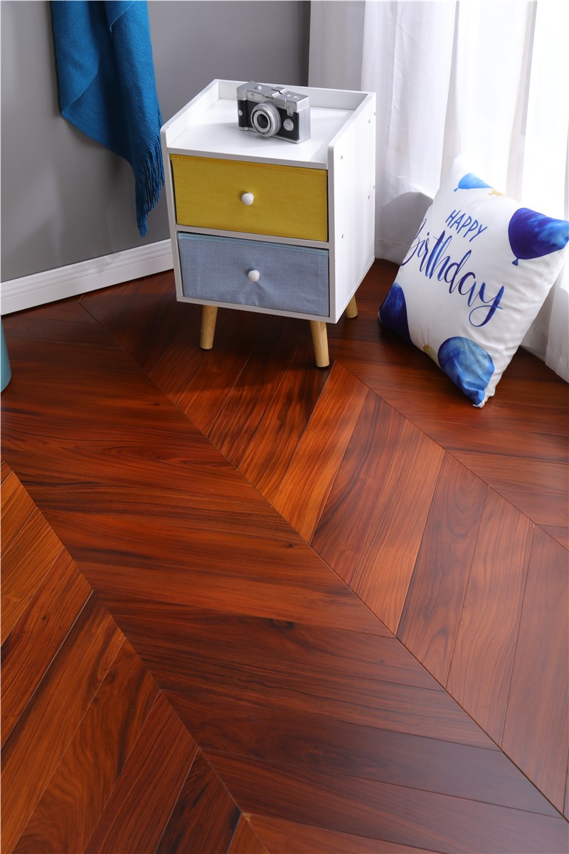  p>佳飞创立于2012年,地处浙江湖州南浔,是一个以木地板制造与销售的