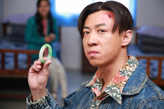 男,是电视剧《 a target="_blank" href="/item/俺娘田小草/16954311"