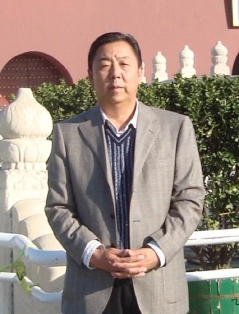 中共党员,中专文化,经济师,内蒙古乌审旗皮毛厂厂长,党支部书记