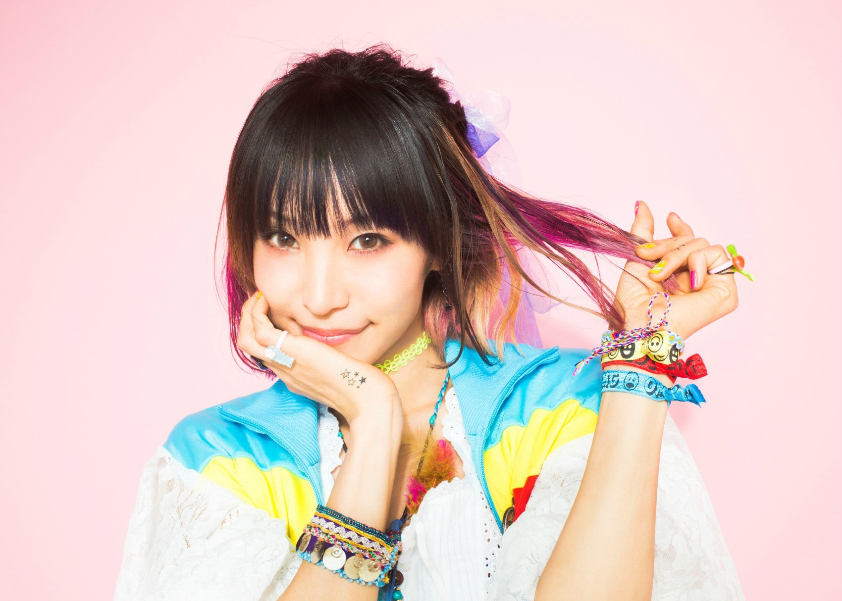  p>lisa,本名织部里沙,1987年6月24日出生于日本岐阜县,日本女歌手.