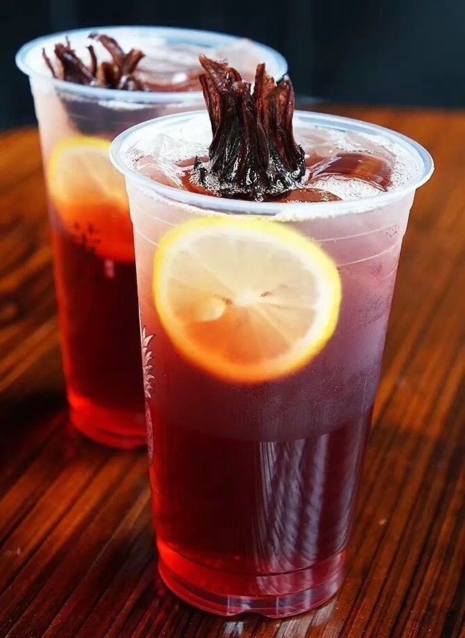  p>柠香洛神茶是一道由柠檬汁与洛神花冲泡成的茶饮. /p>