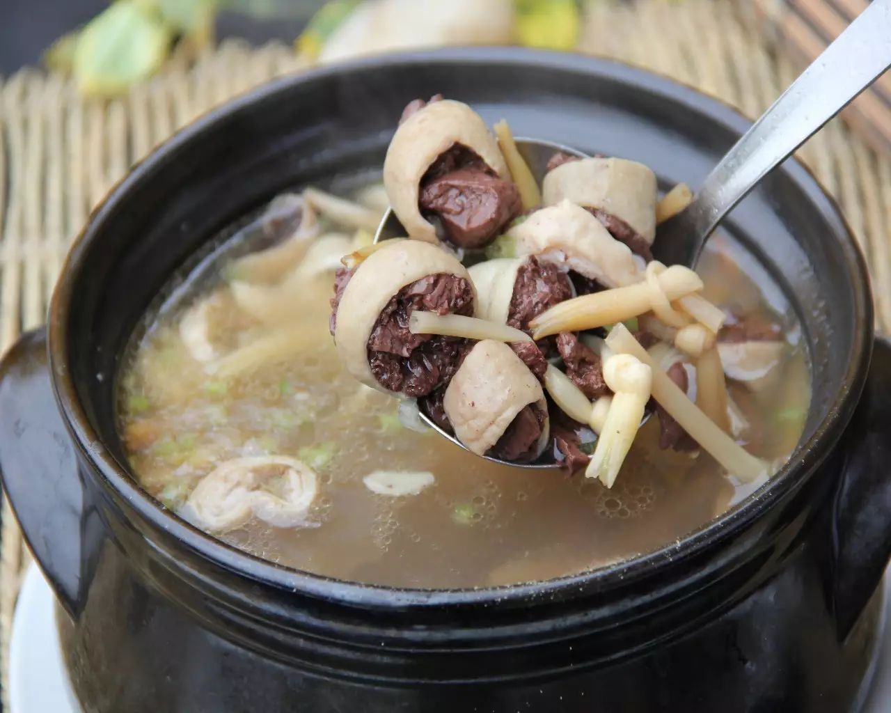  p>金针炖水鱼是以水鱼,猪瘦肉为主料制作的药膳. /p>