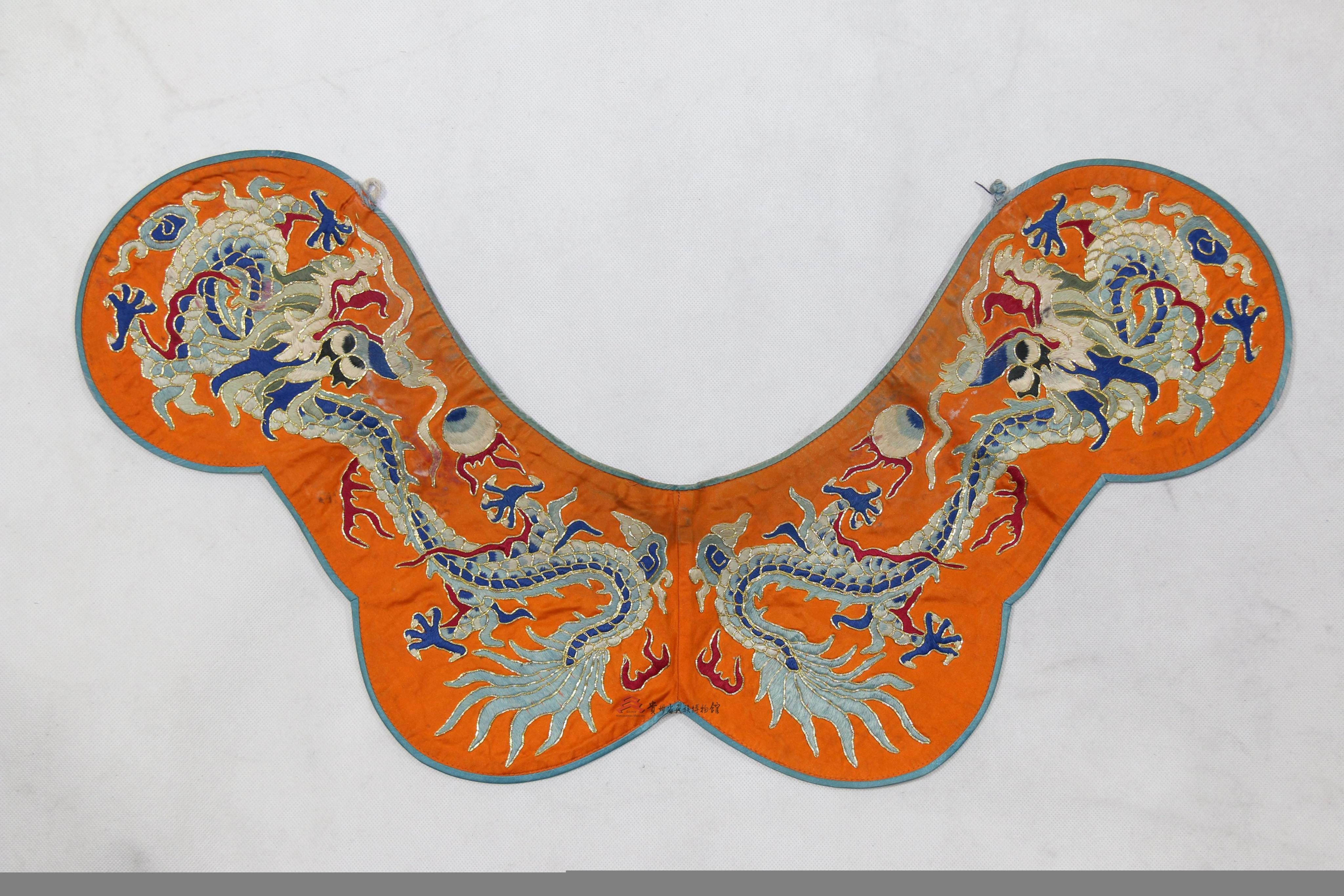 当代湖南汉族红布破线绣龙抢宝纹云肩