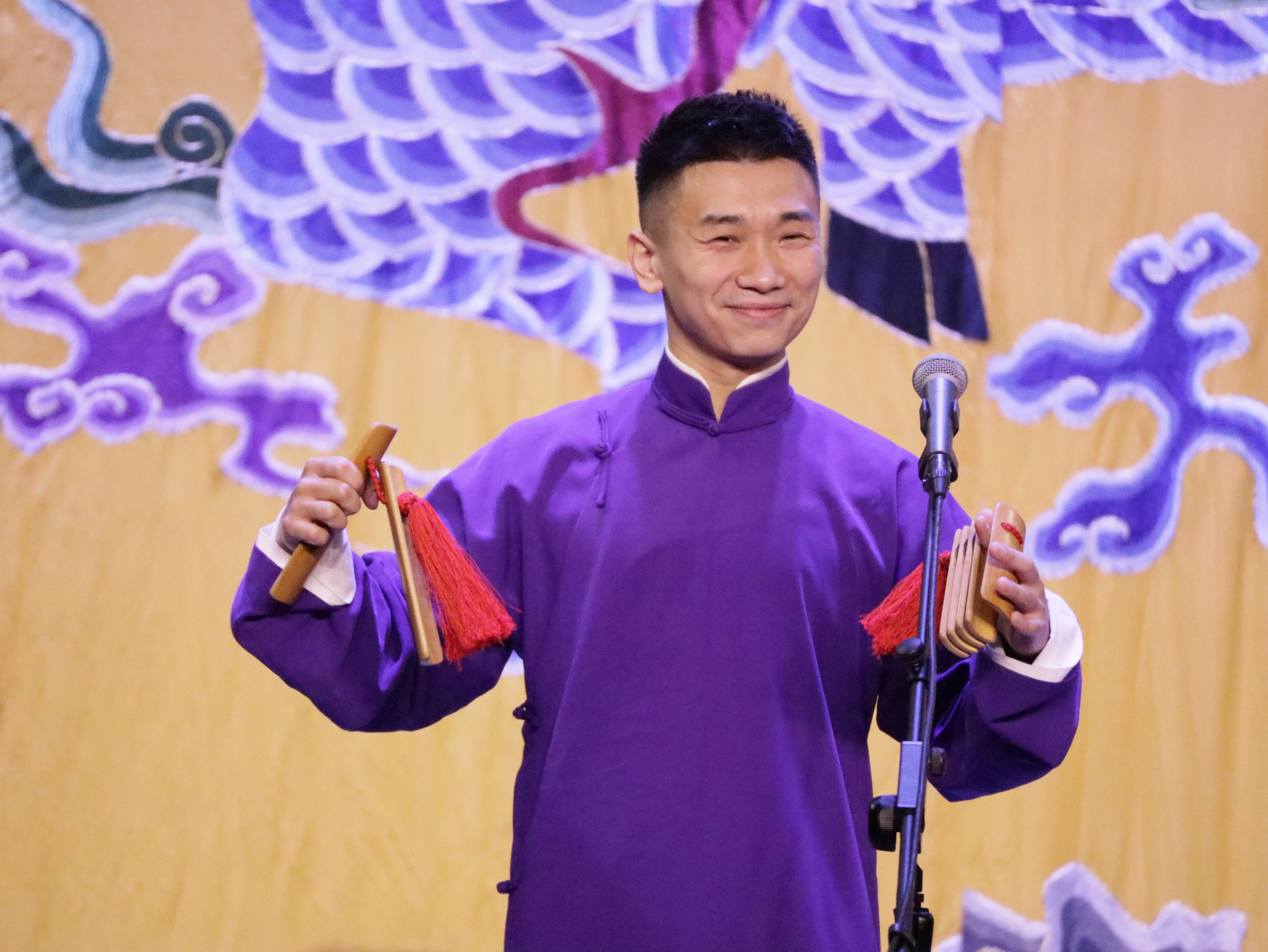 董九力,本名董建斌,绰号"奶泡",北京人,出生于1989年11月4日,德云社