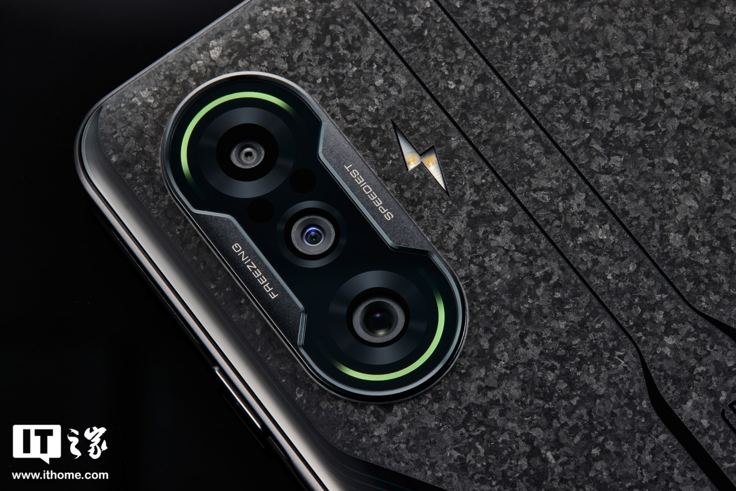 IT之家开箱」Redmi K40 游戏版逆鳞特别款图赏：独特微晶工艺_