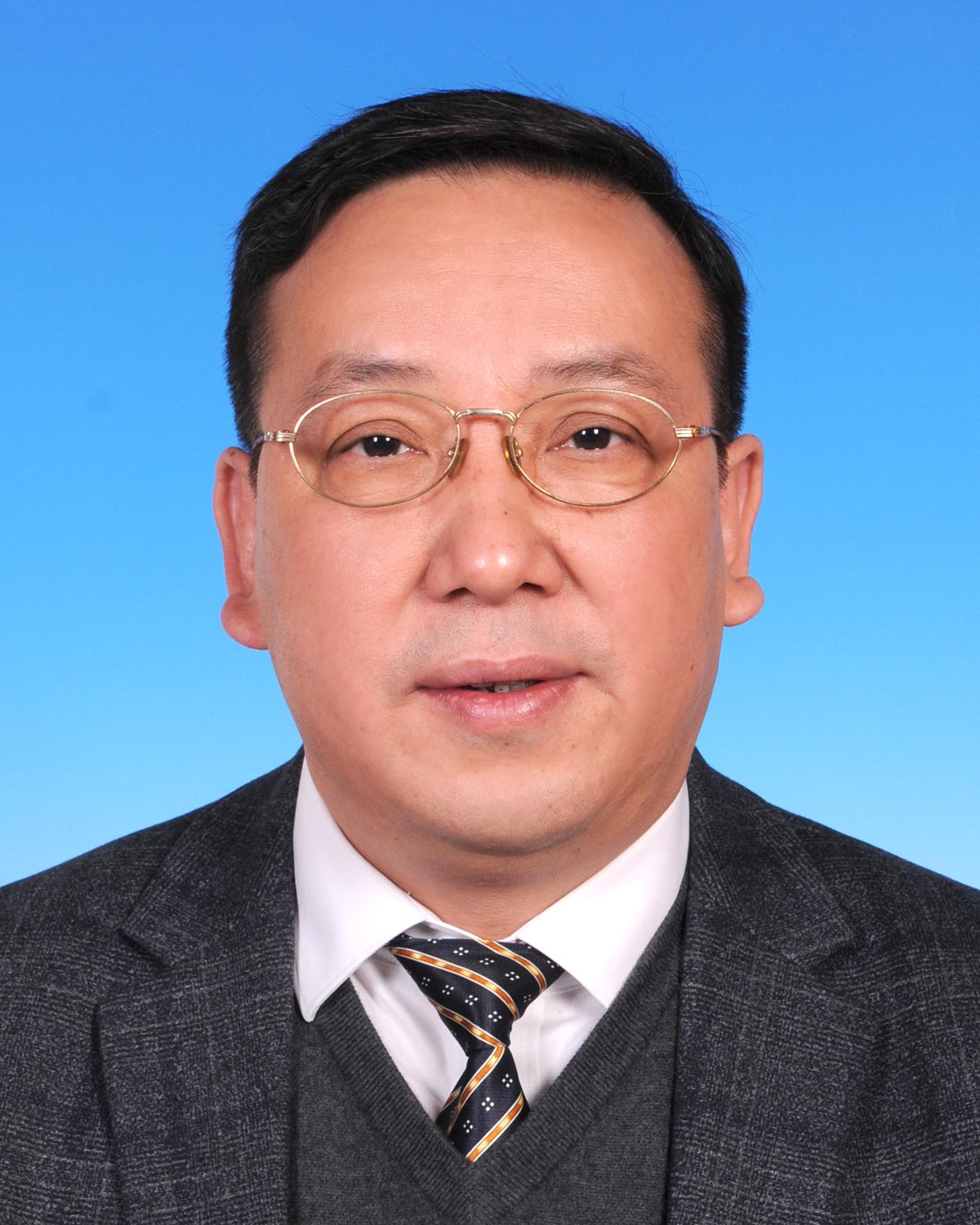  p>石显富,1971年9月生,男,汉族,籍贯湖北阳新,中央党校研究生,中共