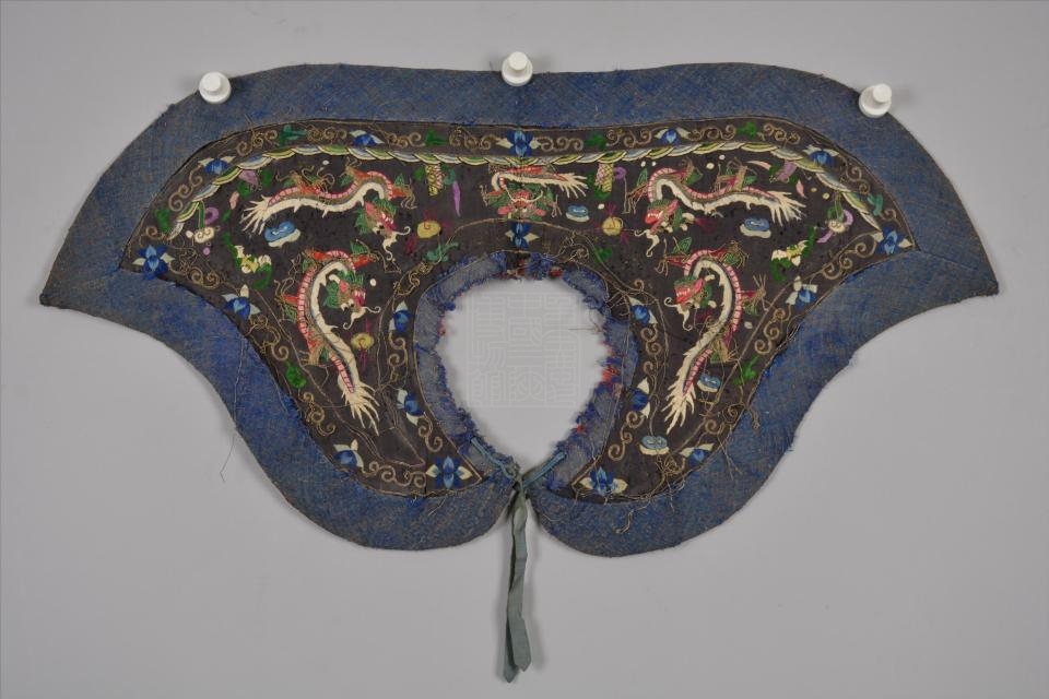 清黑纱绣龙纹披领