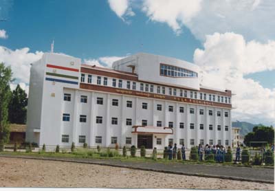  p>拉萨市第二高级中学(现更名为拉萨市北京实验中学)前身为拉萨市