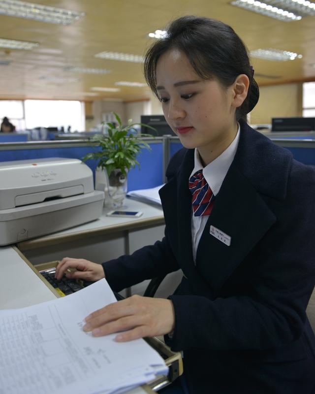  p>柜员是银行内部在柜台工作的人员的统称.