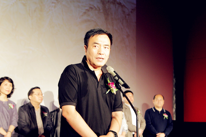 张自强和妻子也不请自来,他们借为六爷到城里抓药的机会,来看望在"