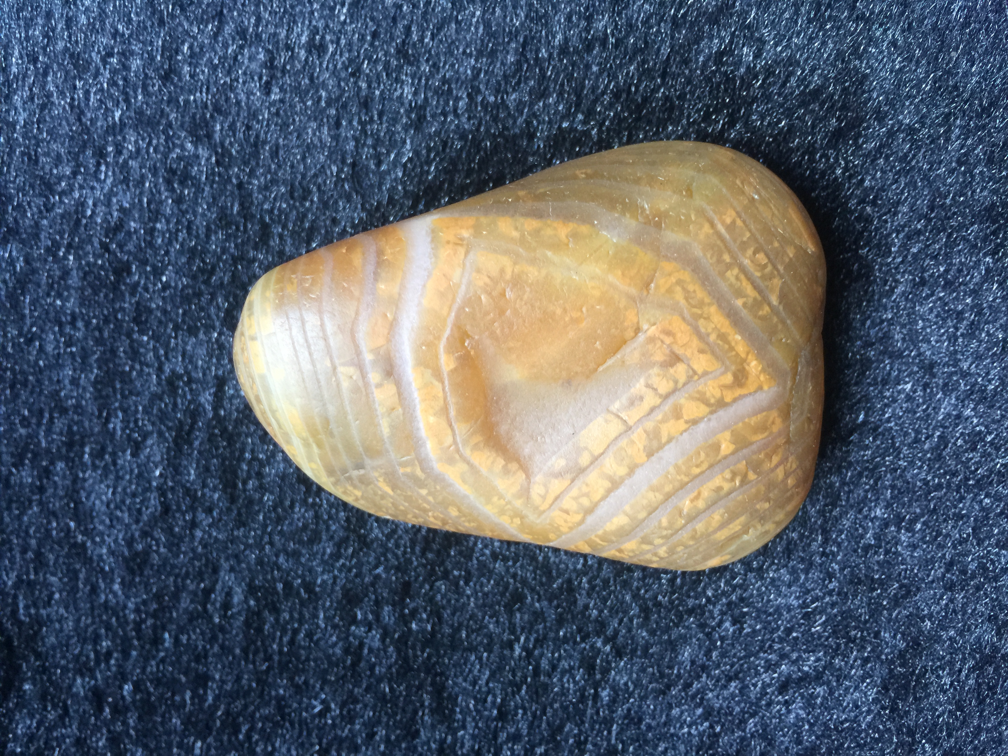  p>缠丝玛瑙(sardonyx)是各种颜色以丝带形式相间缠绕的一种玛瑙,因