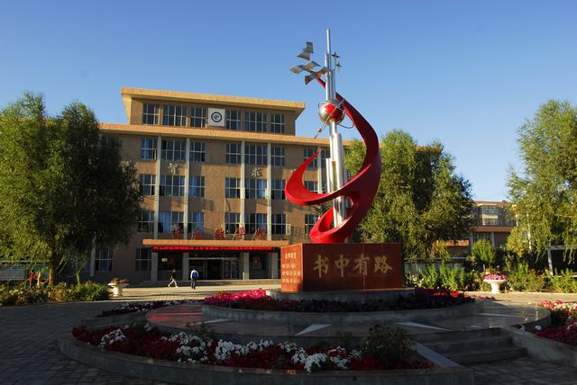  p>甘肃省瓜州中学,50多年的风雨历程,铸就了瓜州的辉煌.