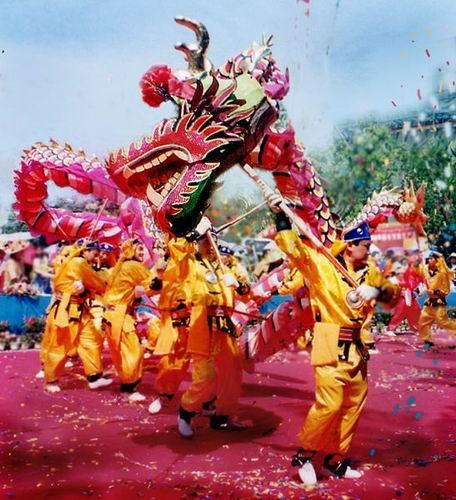  p>舞龙俗称舞龙灯,是一种起源于中国的汉族传统民俗文化活动之一.
