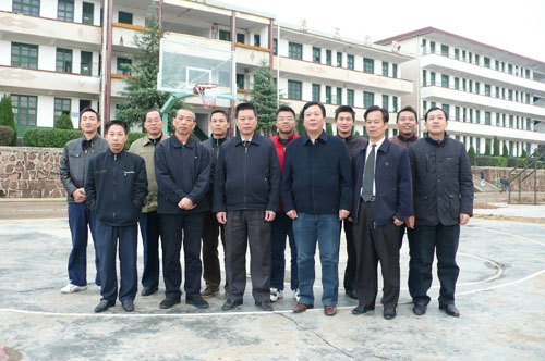  p>冠市中学地处衡南县冠市镇,学校占地面积38亩,在校学生1363人,19个