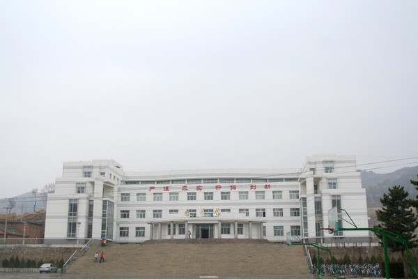  p>丰宁满族自治县第一中学(简称:丰宁一中;原名:丰宁中学)始建于1955