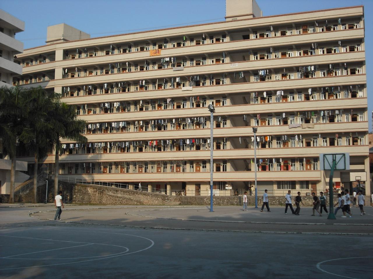  p>信宜市华侨中学创办于1957年,是信宜市"五大优质高中强校"之一,除