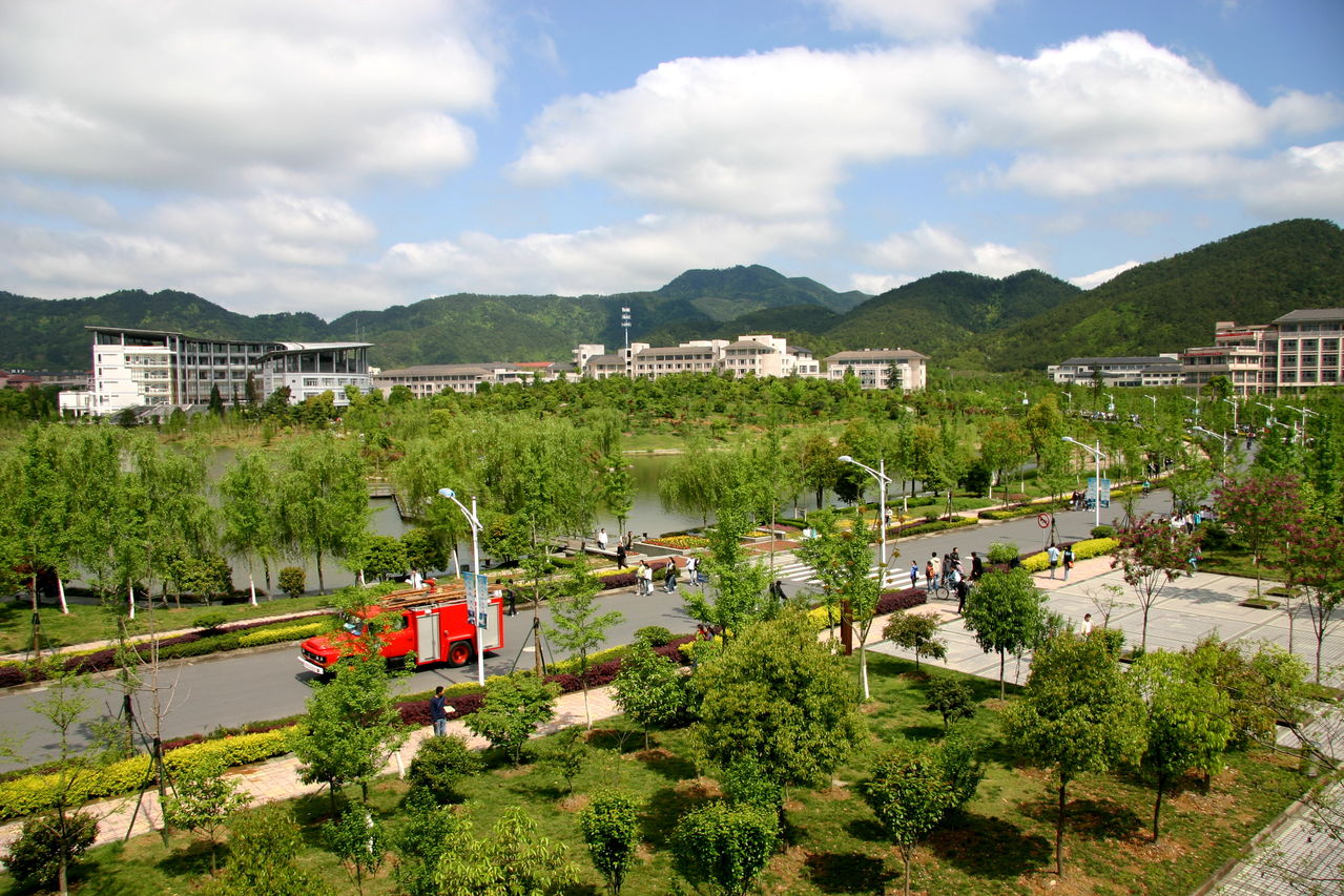  p>浙江农林大学(zhejiang a&f university),简称"浙农林大",位于