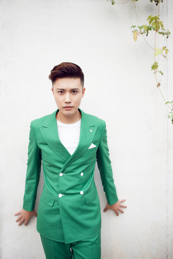 曾用名赵浩廷,2月27日出生于辽宁省大连市,中国内地男演员,毕业于 a