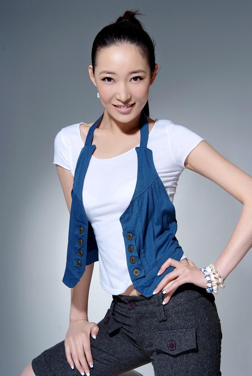 出生于内蒙古 a target="_blank" href="/item/呼和浩特/497821"