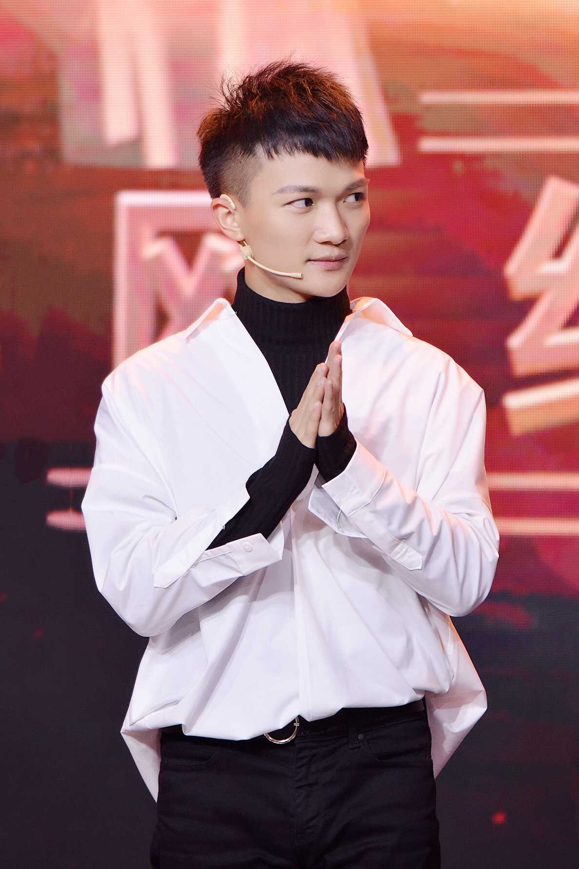  p>周深,1992年9月29日出生于湖南邵阳,长于贵州贵阳,中国内地男歌手