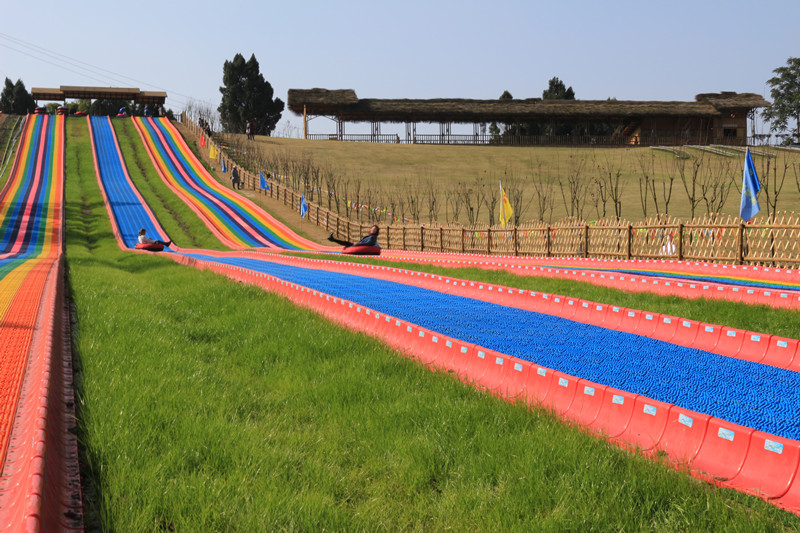 滑草场内全部采用优质草种,设有七彩旱雪场,休息区,服务中心等设施