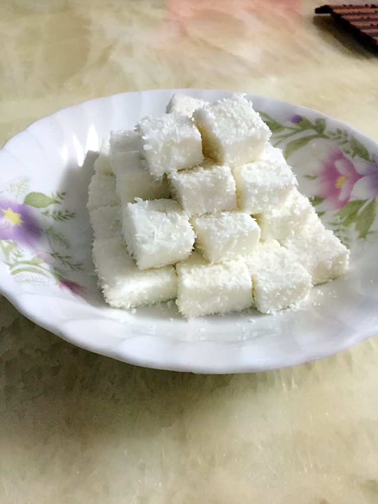 id="28828">牛奶 /a>,椰浆,玉米淀粉为主料,白糖,椰蓉为辅料的糕点