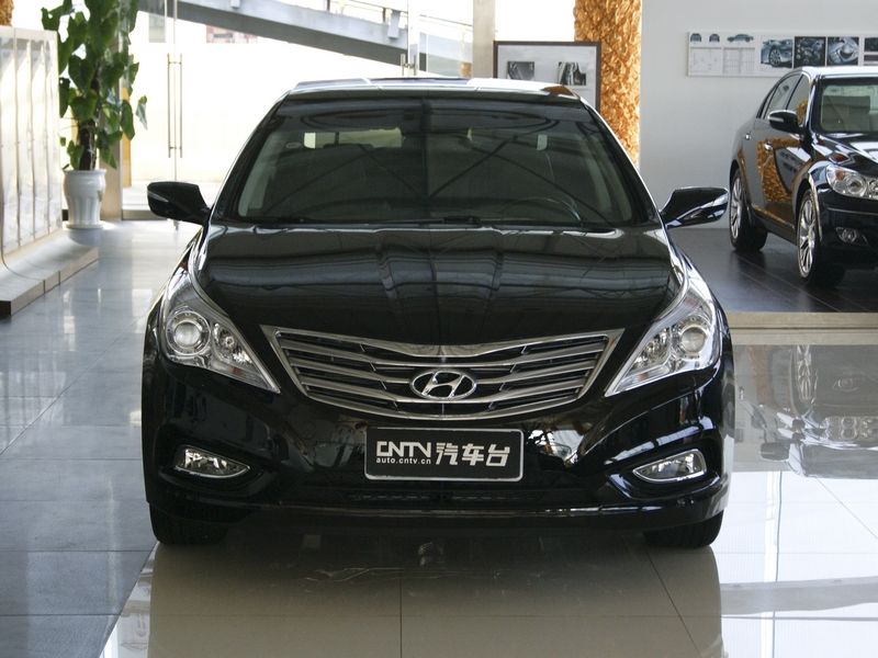  p>雅尊是韩国现代公司推出的前轮驱动模式高级轿车,从1986年开始生产