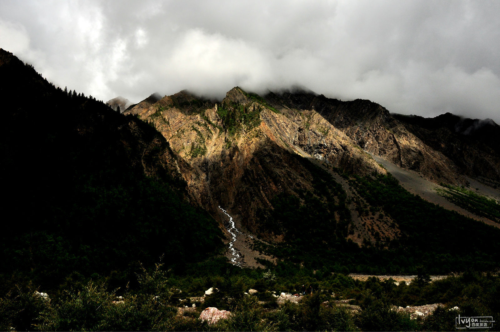  p>米堆冰川在米堆河的上游,米堆河是 a target="_blank" href="/item