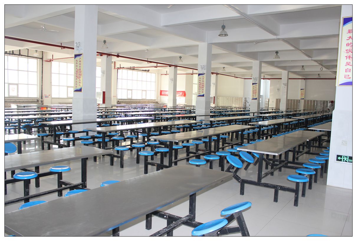  p>阳高一中始建于1952年,1985年被评为"山西省重点中学",2009年又被