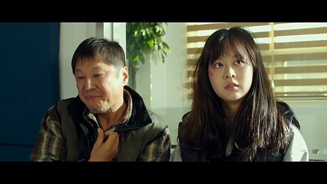  p>《蚯蚓》是于2017年4月20日在韩国拍摄发行的校园犯罪片,由尹学烈