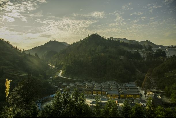  p>大土村当地人称"改江",位于江西省万载县黄茅镇西北边陲.