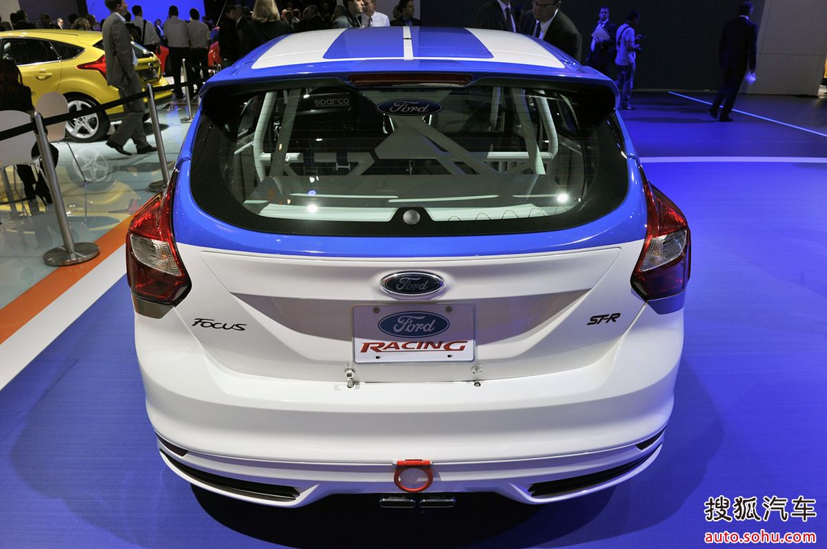  p>在车身外观造型上,福克斯两厢保留了许多设计线条,同时加入立体