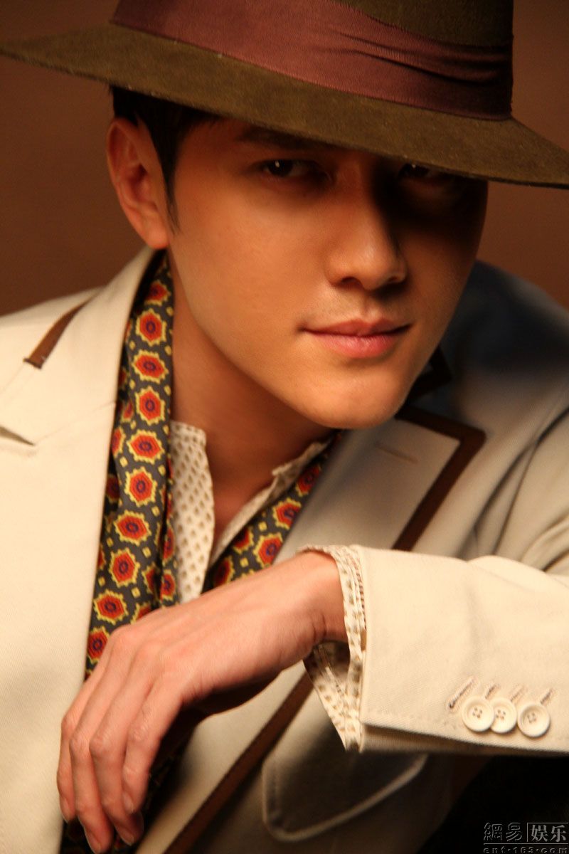  p>冯绍峰,原名冯威,1978年10月7日出生于上海市,中国内地男演员,毕业