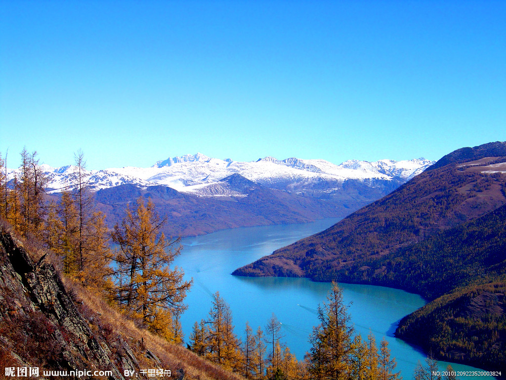乌鲁克库勒火山群,位于 a target="_blank" href="/item/新疆/132263"