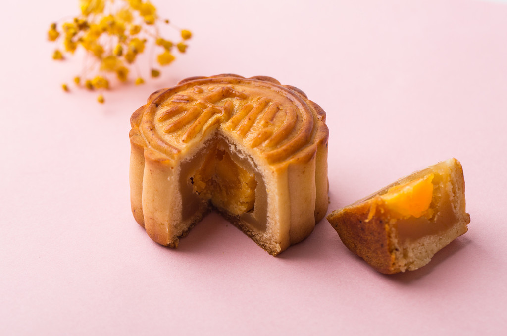  p>月饼,又称月团,小饼,丰收饼,团圆饼等,是中国的汉族传统美食之一.