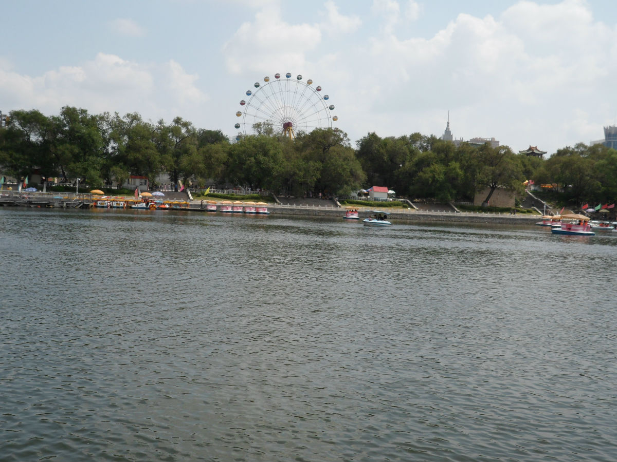  p data-id="gnzl9psig2">龙沙公园坐落于齐齐哈尔市区中心,已有百年